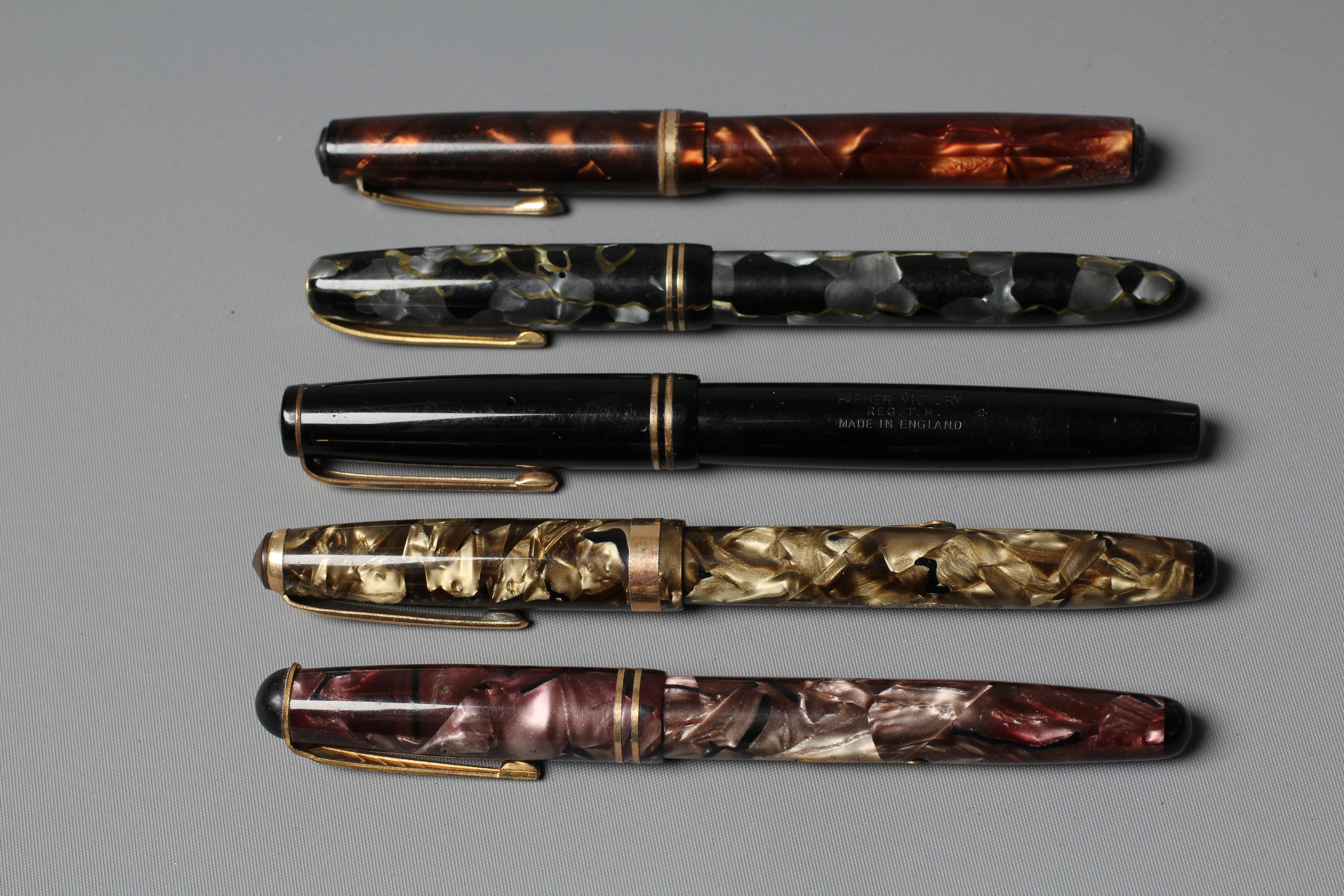 FIVE FOUNTAIN PENS: comprising a black Parker pen marked 14k Image