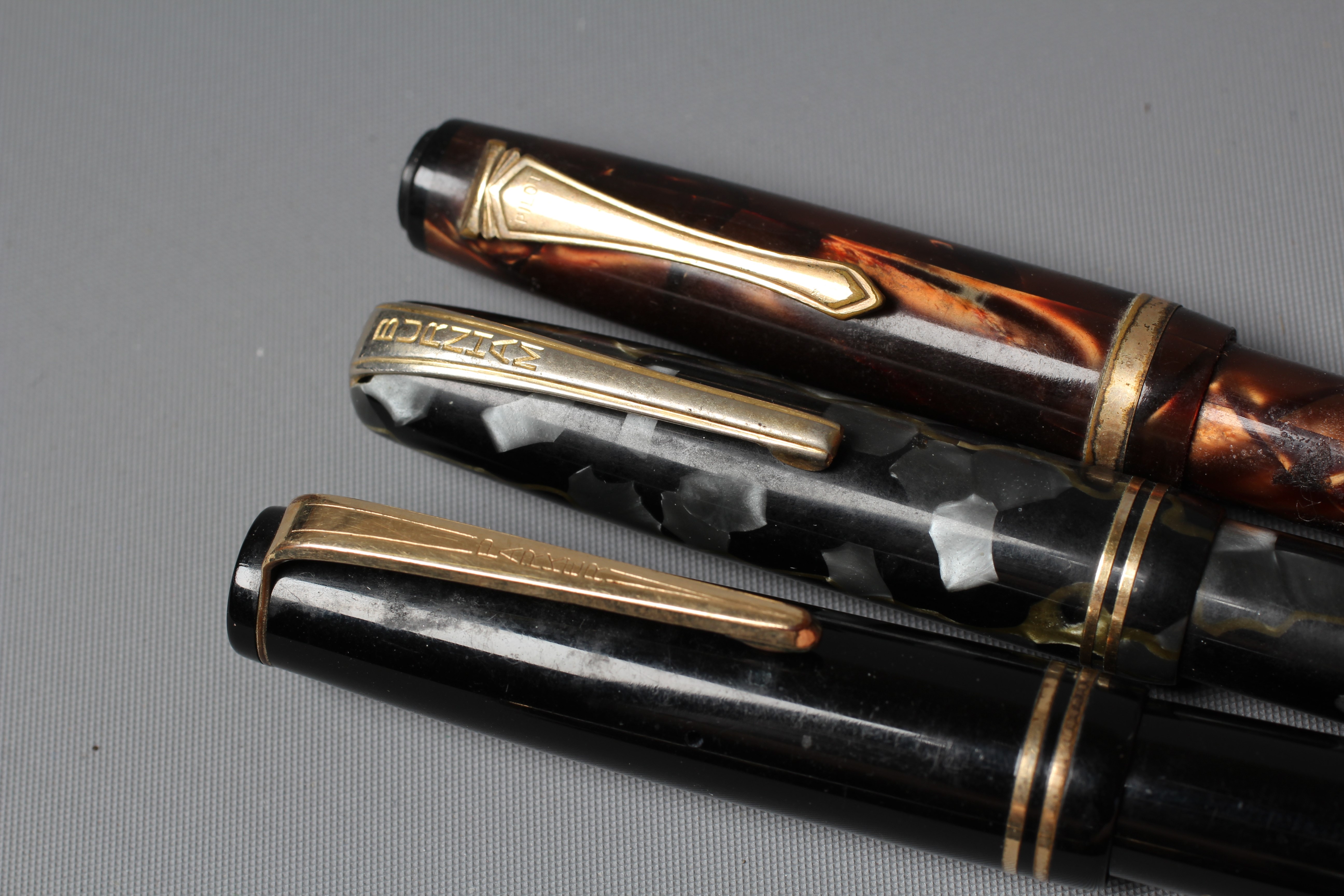 FIVE FOUNTAIN PENS: comprising a black Parker pen marked 14k Image