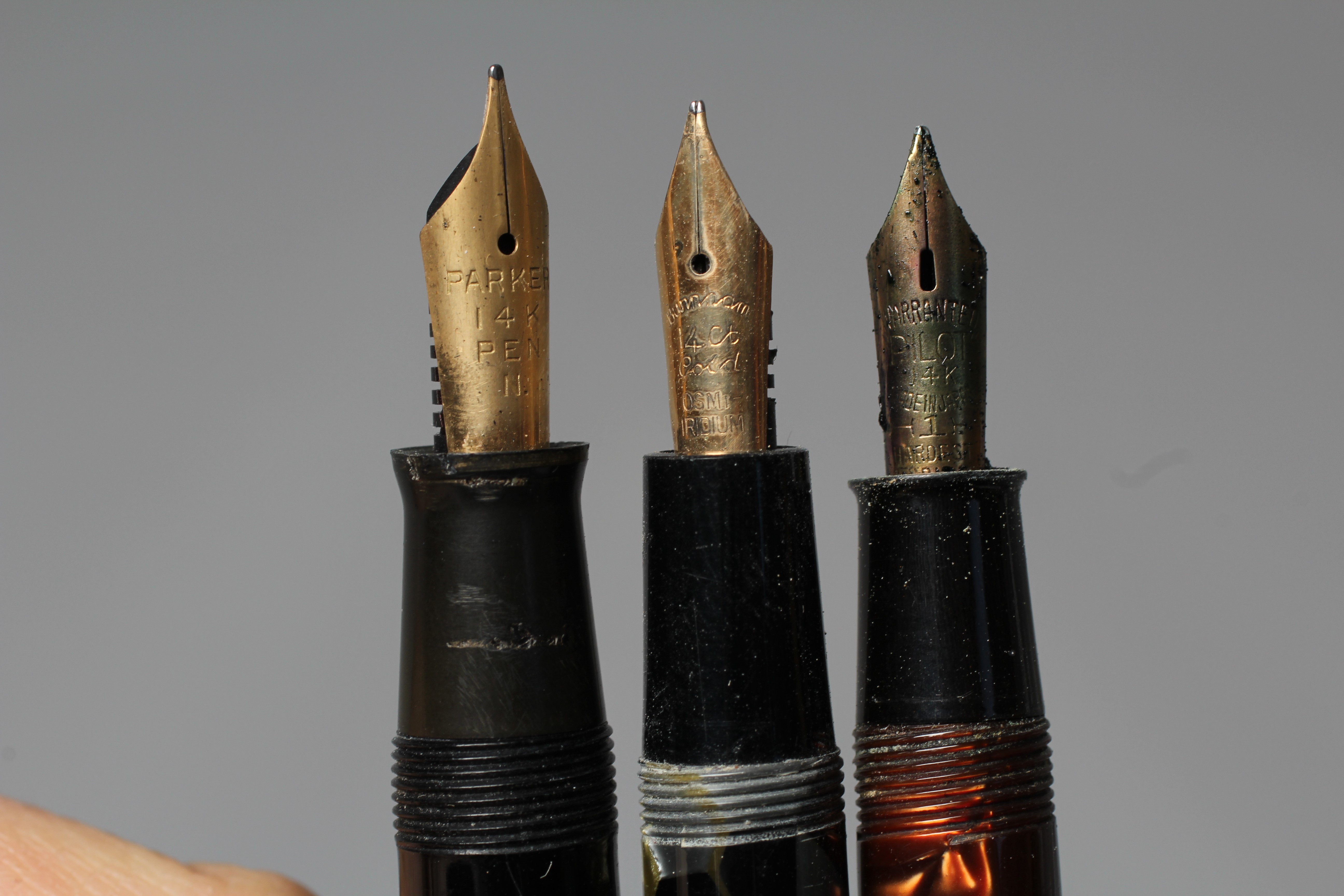 FIVE FOUNTAIN PENS: comprising a black Parker pen marked 14k Image