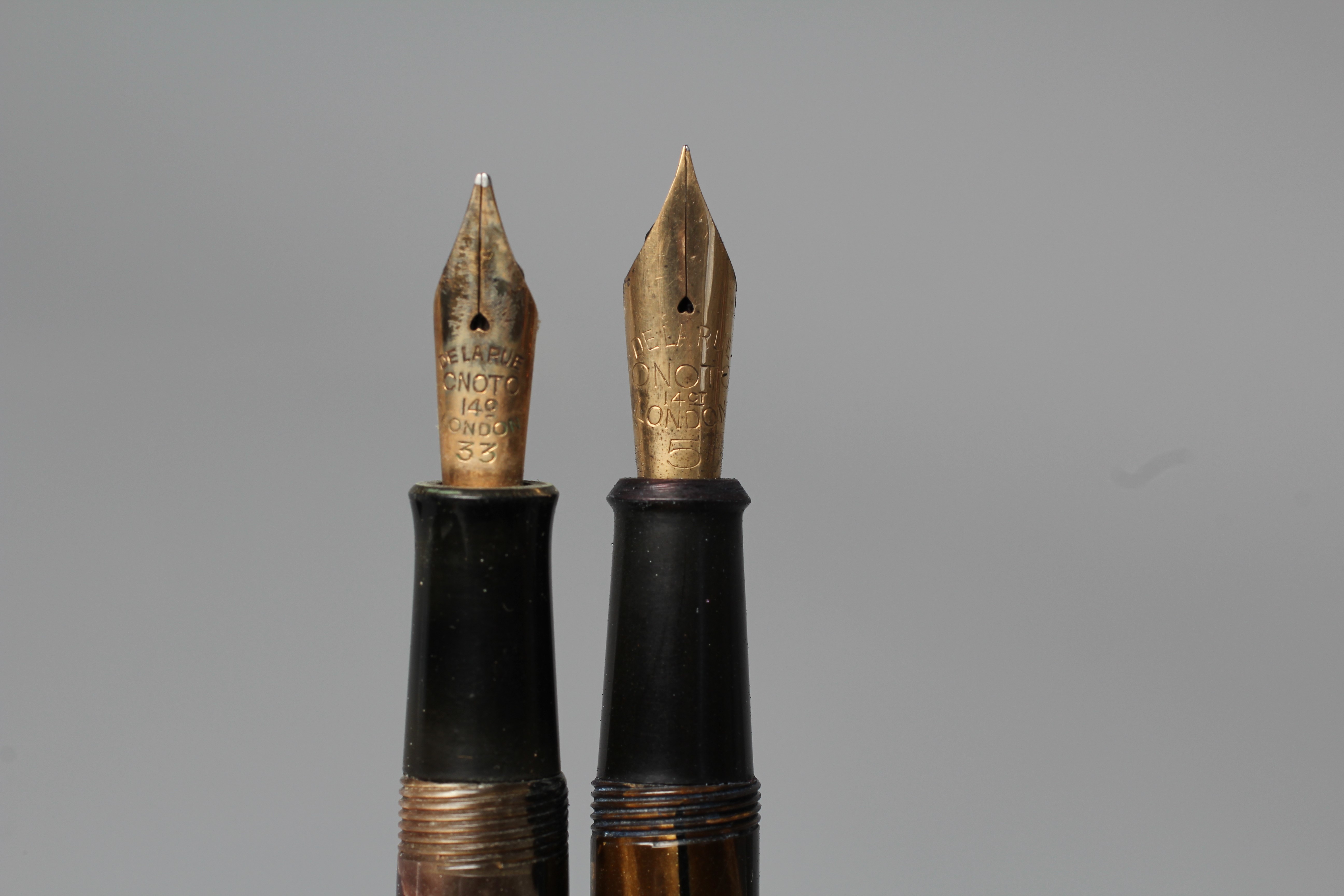 FIVE FOUNTAIN PENS: comprising a black Parker pen marked 14k Image