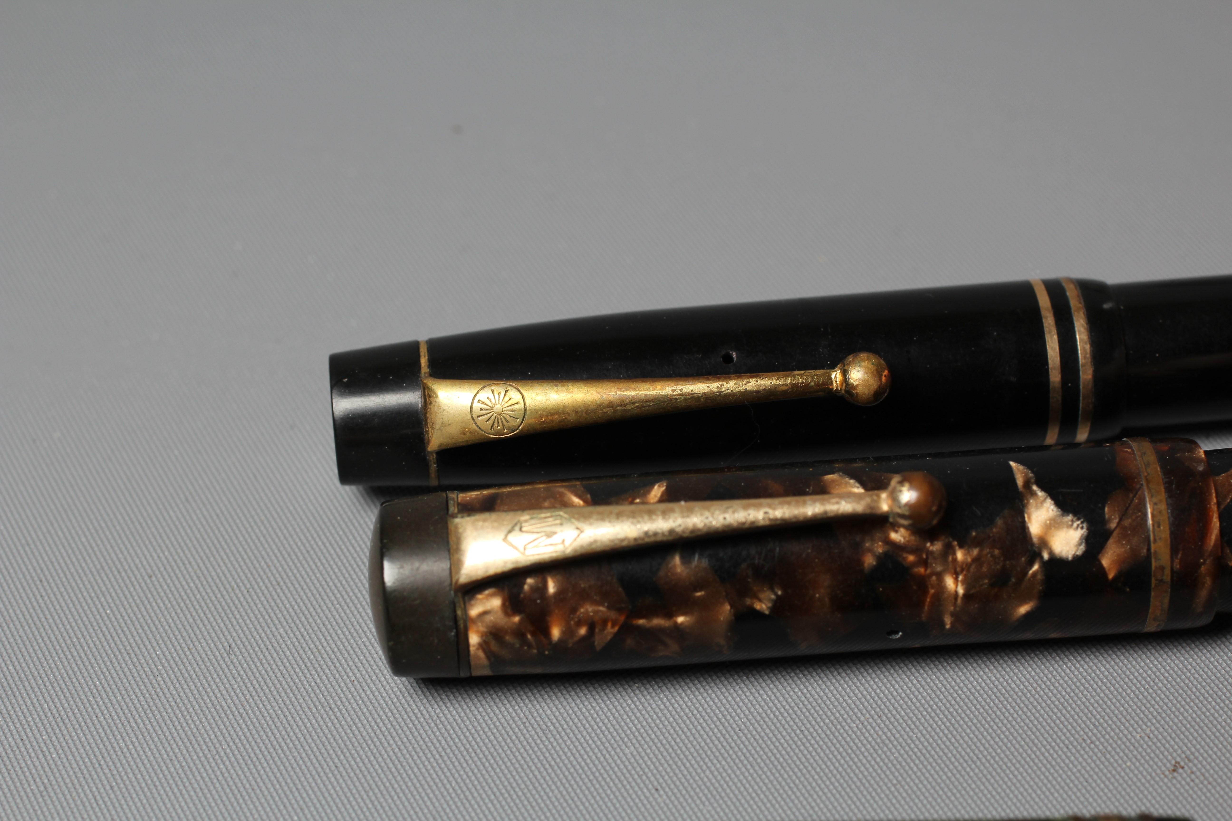 FIVE FOUNTAIN PENS: comprising a green marbled Onoto De La Rue lever filler pen marked 14c Image