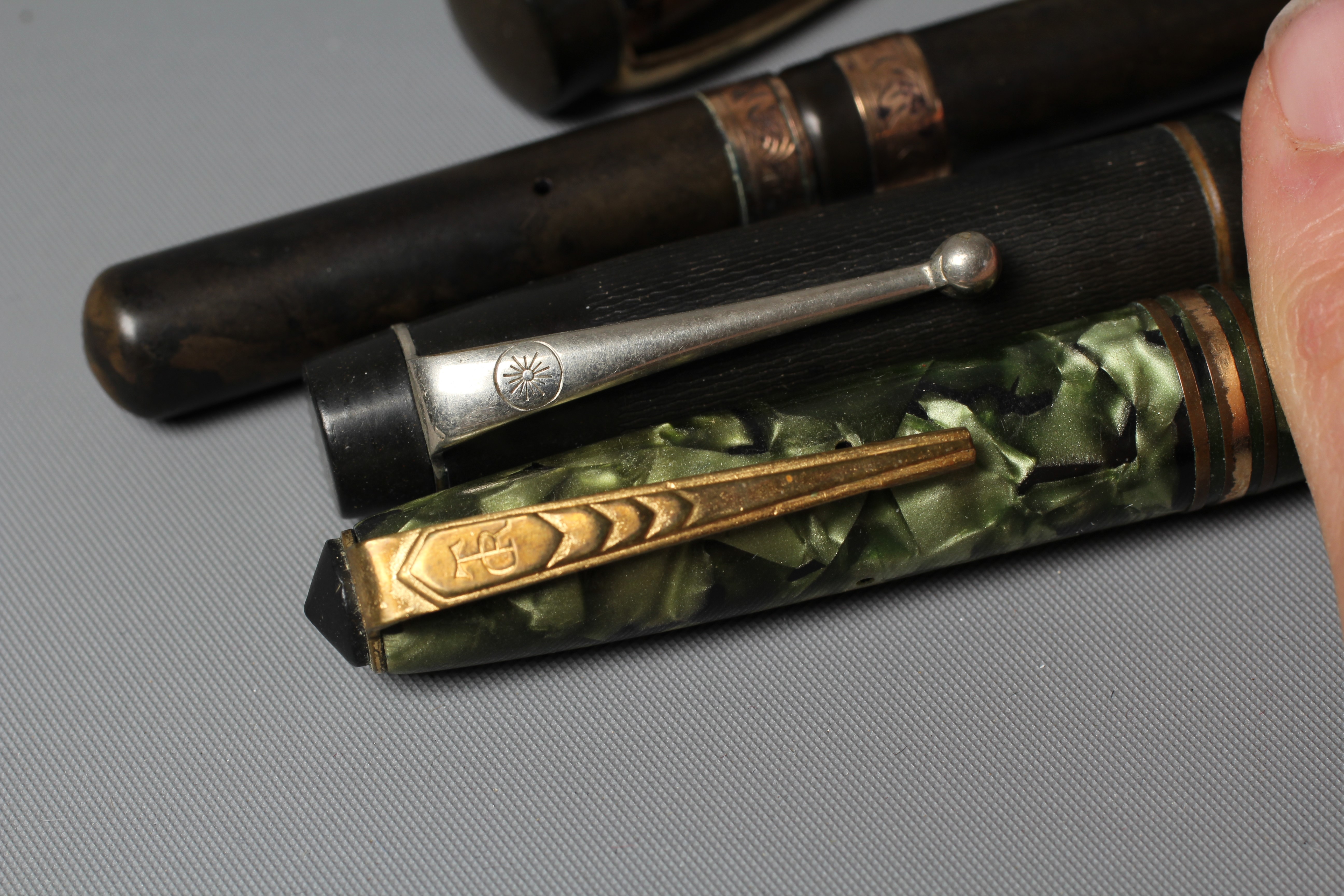 FIVE FOUNTAIN PENS: comprising a green marbled Onoto De La Rue lever filler pen marked 14c Image