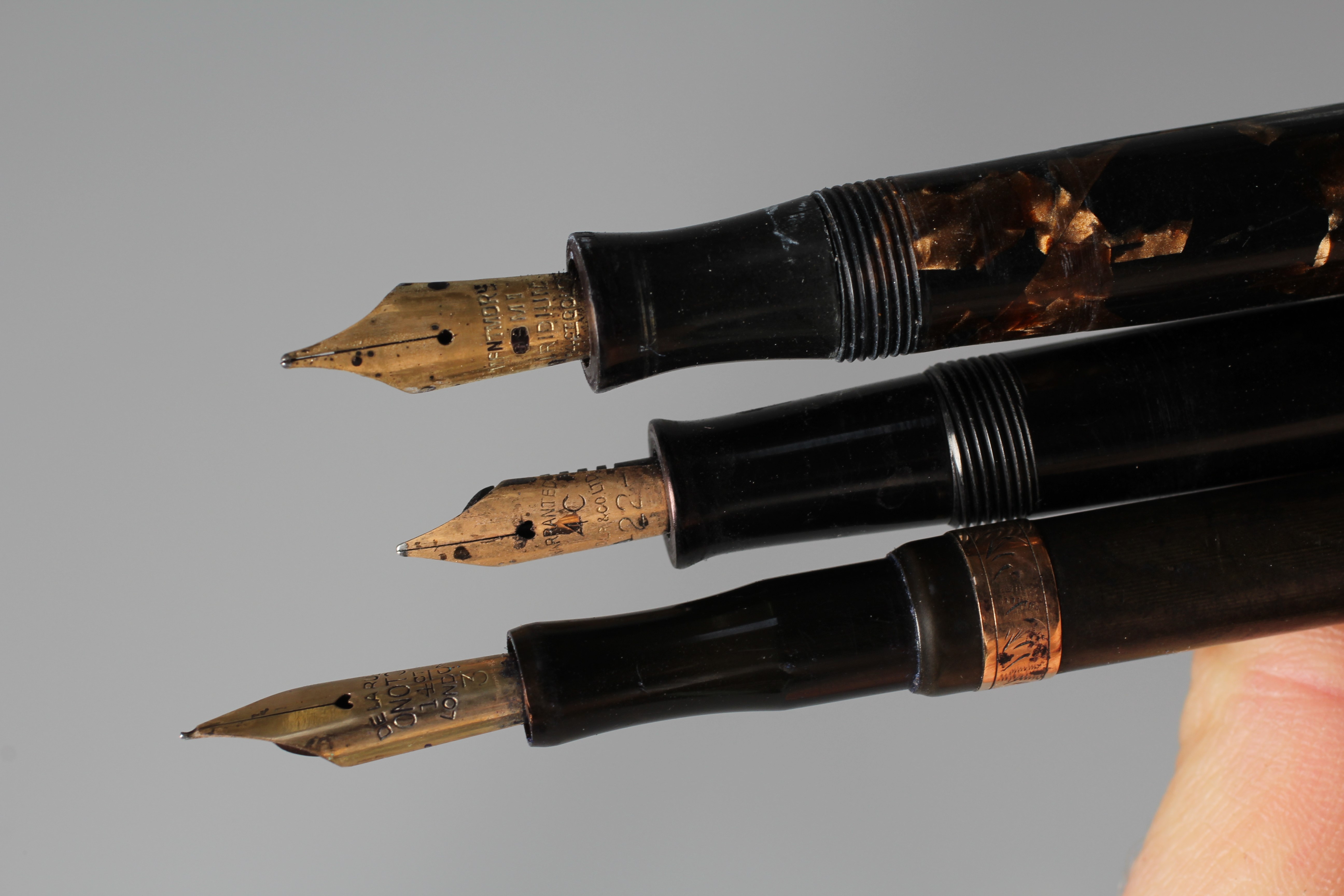 FIVE FOUNTAIN PENS: comprising a green marbled Onoto De La Rue lever filler pen marked 14c Image