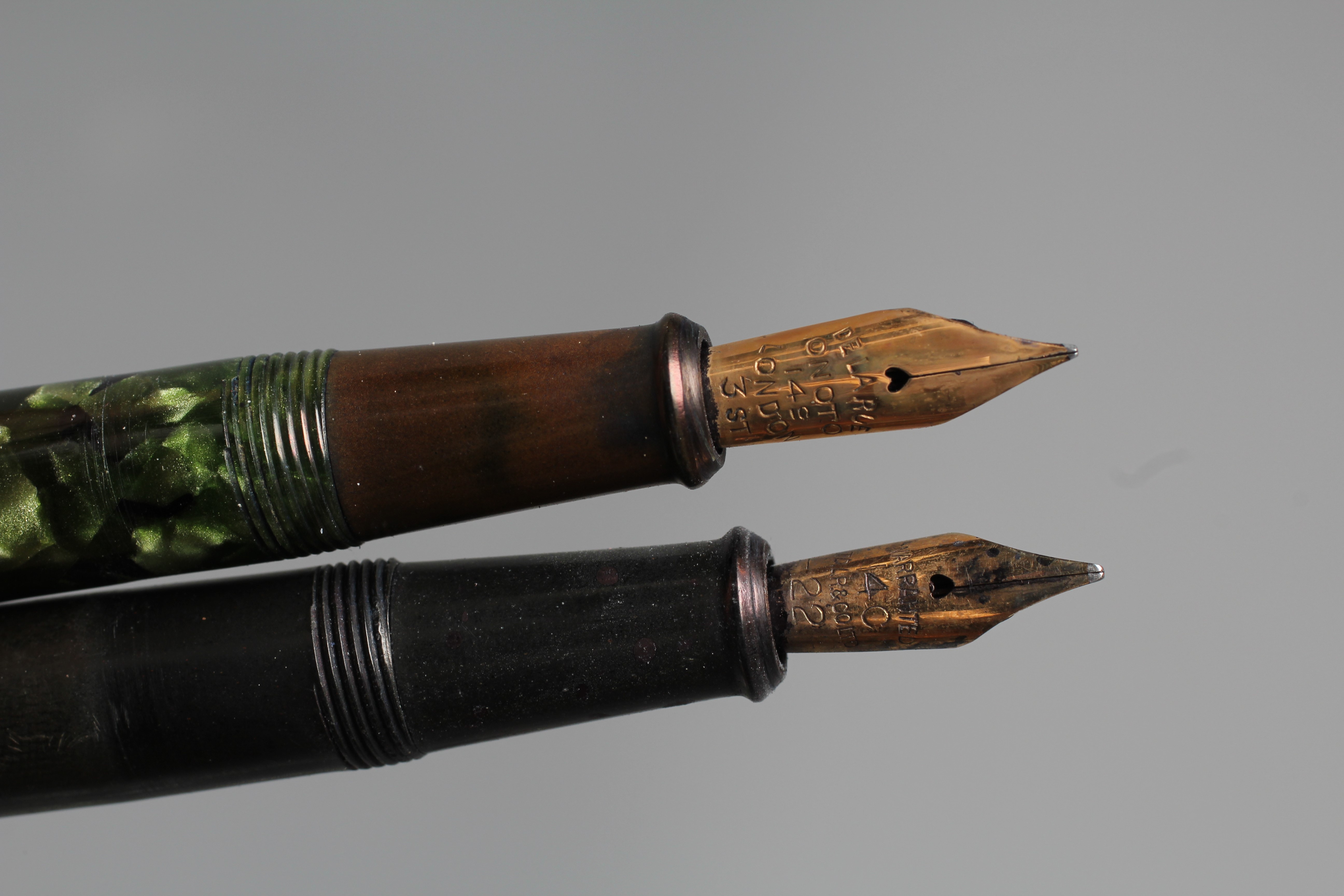 FIVE FOUNTAIN PENS: comprising a green marbled Onoto De La Rue lever filler pen marked 14c Image