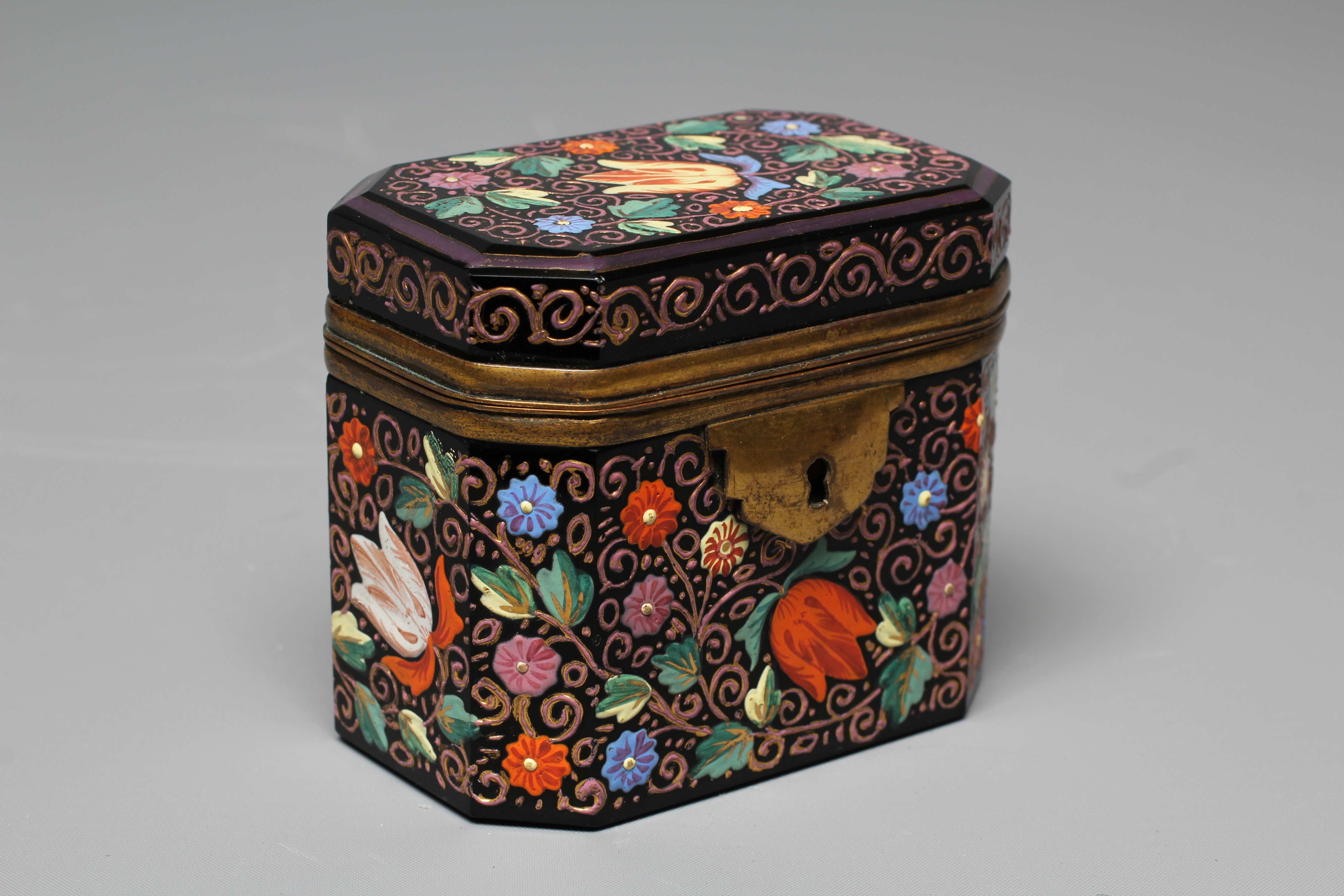A MOSER STYLE BLACK GLASS SMALL CASKET Image