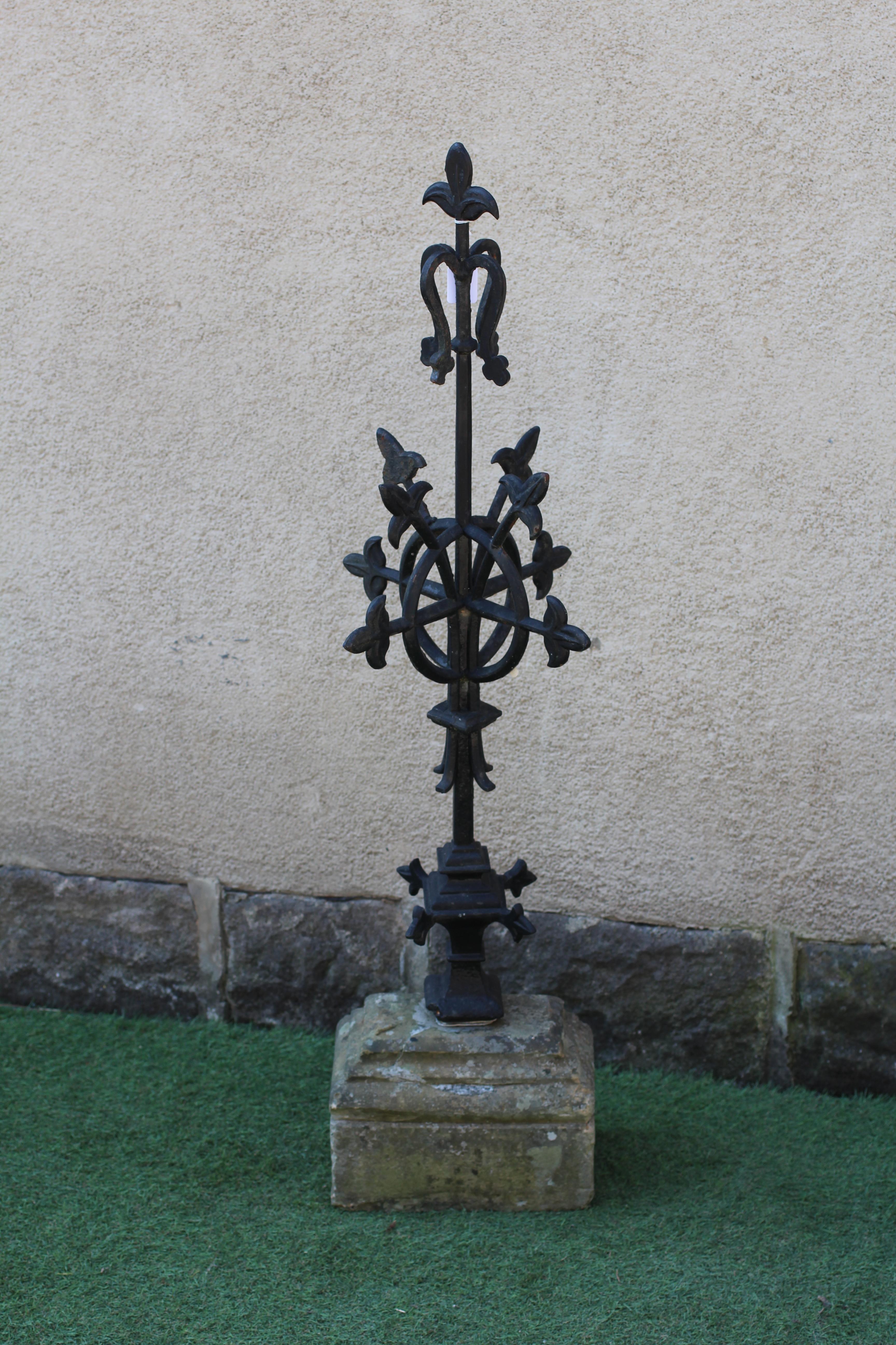 A VICTORIAN CAST IRON ROOF FINIAL Image