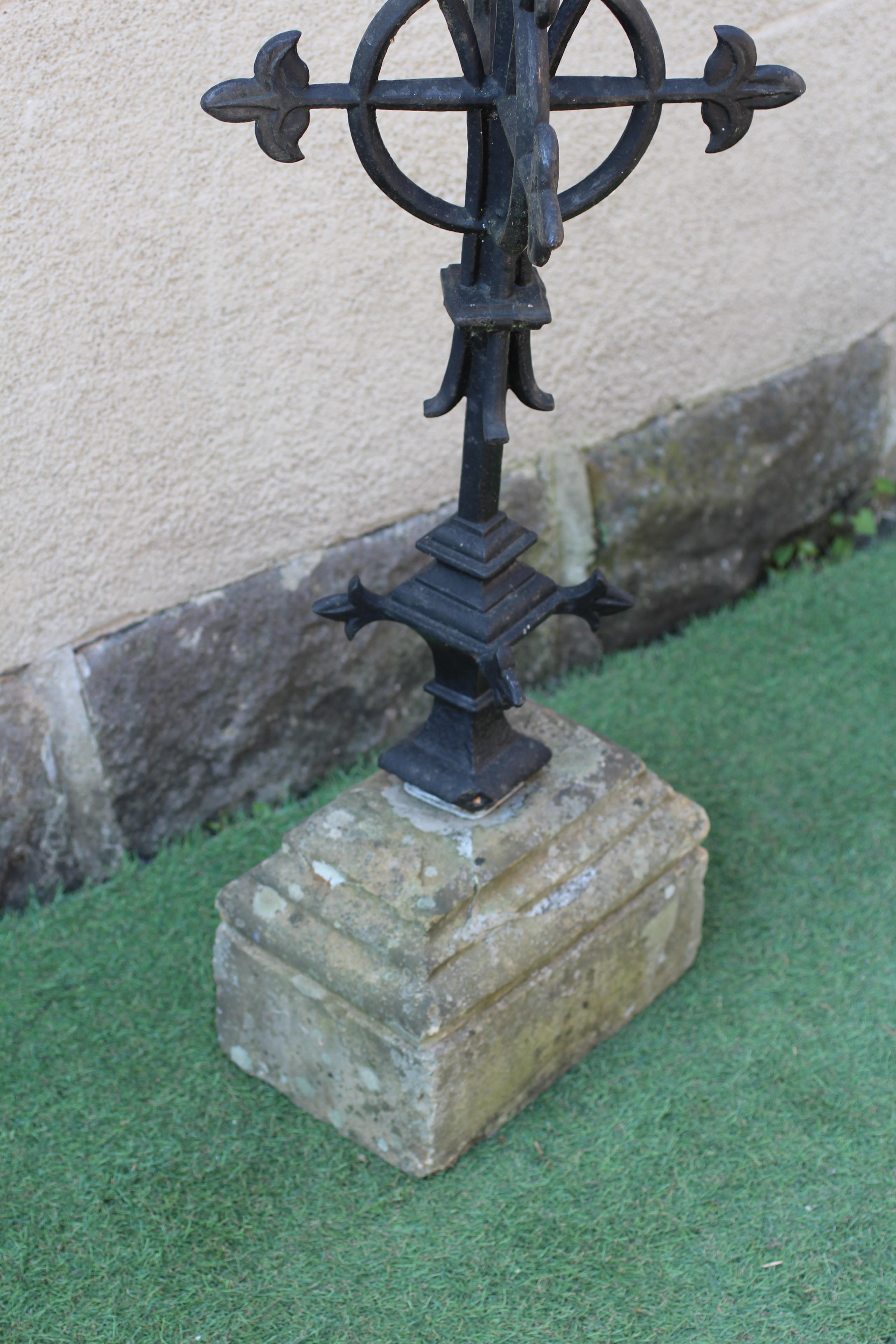 A VICTORIAN CAST IRON ROOF FINIAL Image