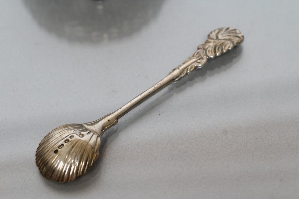 A SET OF FOUR EARLY VICTORIAN SILVER CAULDRON SALTS Image