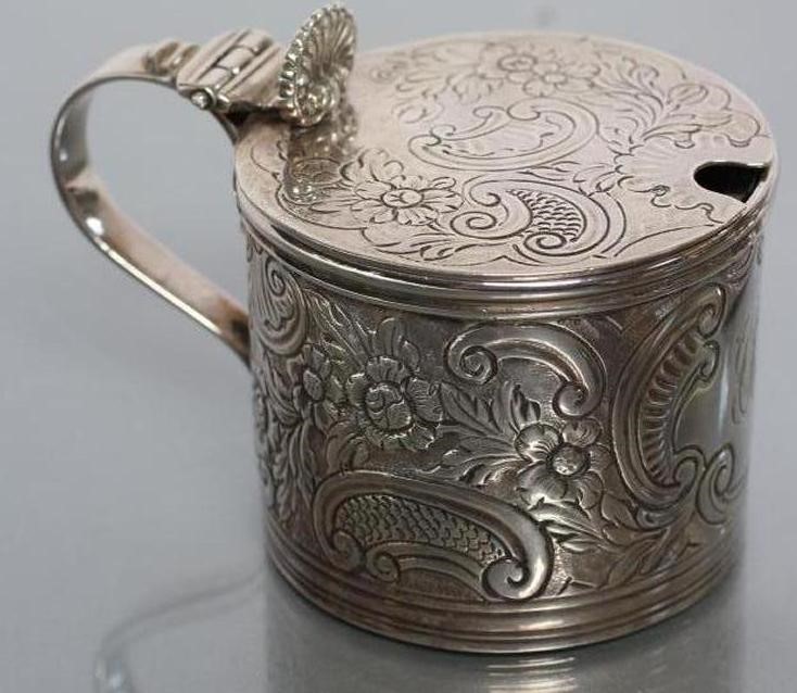 A LATE GEORGE III SILVER DRUM MUSTARD POT Image