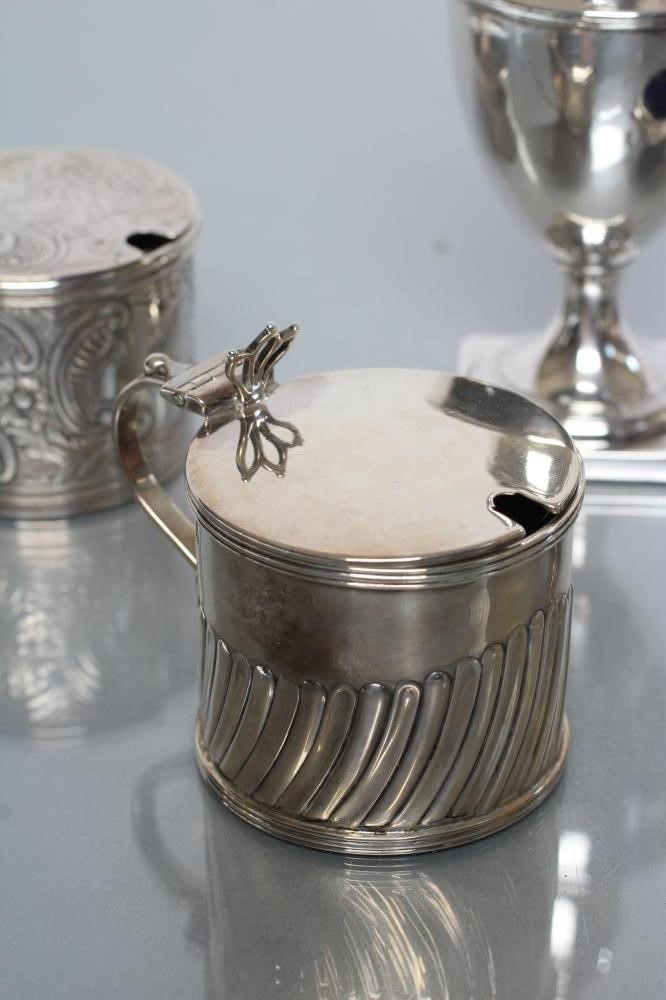 A LATE GEORGE III SILVER DRUM MUSTARD POT Image
