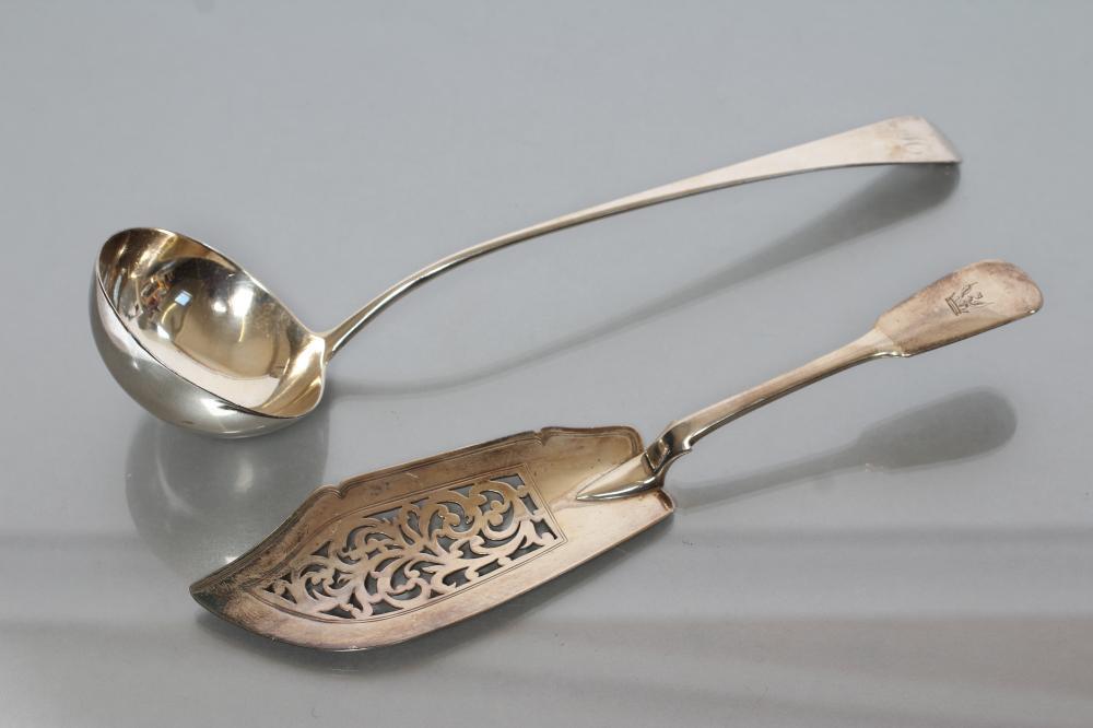 AN EARLY VICTORIAN SILVER FIDDLE PATTERN FISH SLICE Image