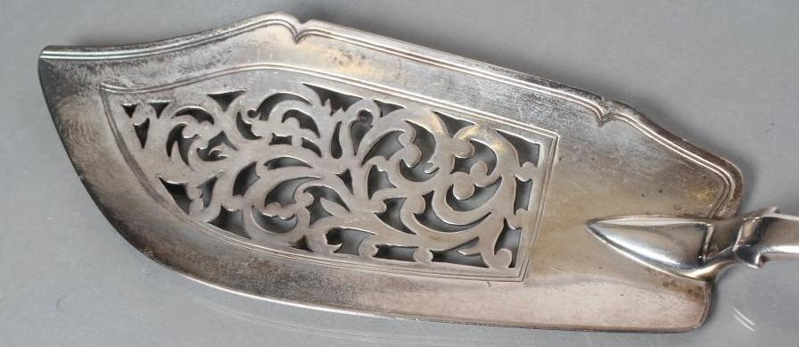 AN EARLY VICTORIAN SILVER FIDDLE PATTERN FISH SLICE Image