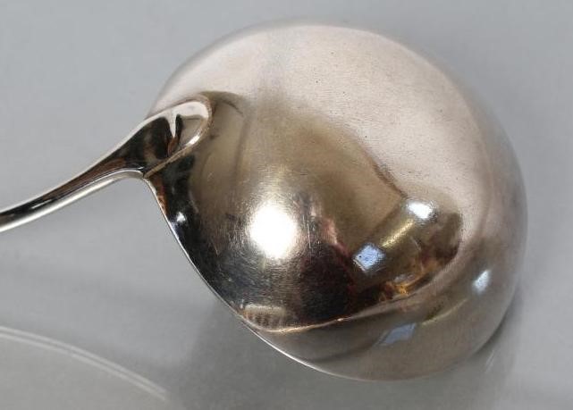 AN EARLY VICTORIAN SILVER FIDDLE PATTERN FISH SLICE Image