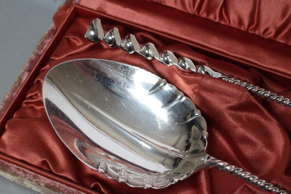 AN AMERICAN TWO PIECE SILVER SERVING SET Image