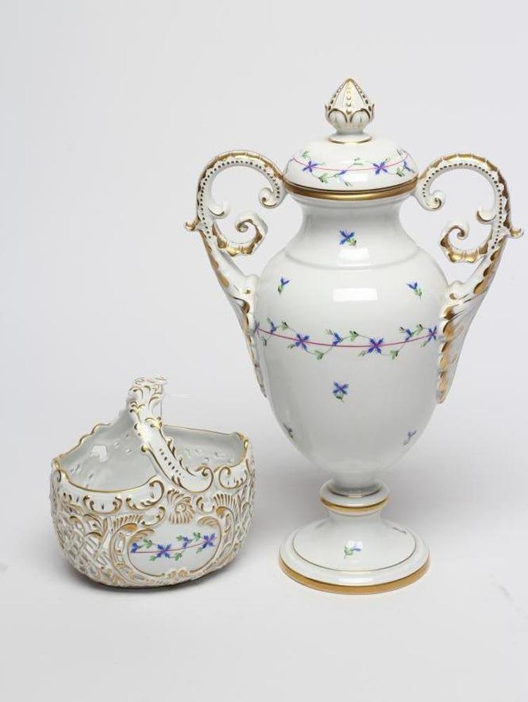 A HEREND "BLUE GARLAND" PATTERN PORCELAIN BASKET Image