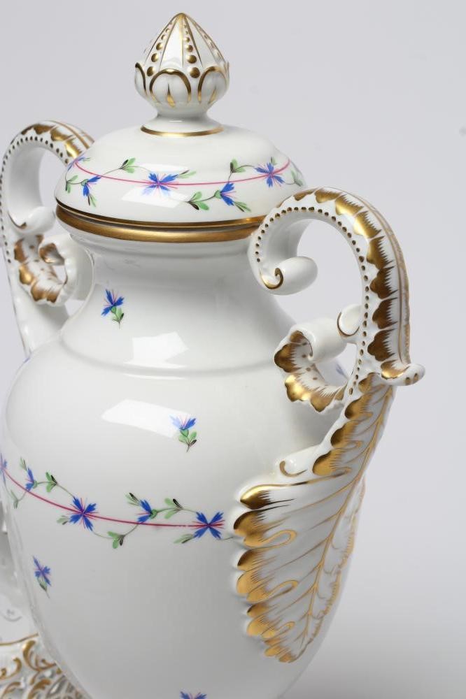 A HEREND "BLUE GARLAND" PATTERN PORCELAIN BASKET Image