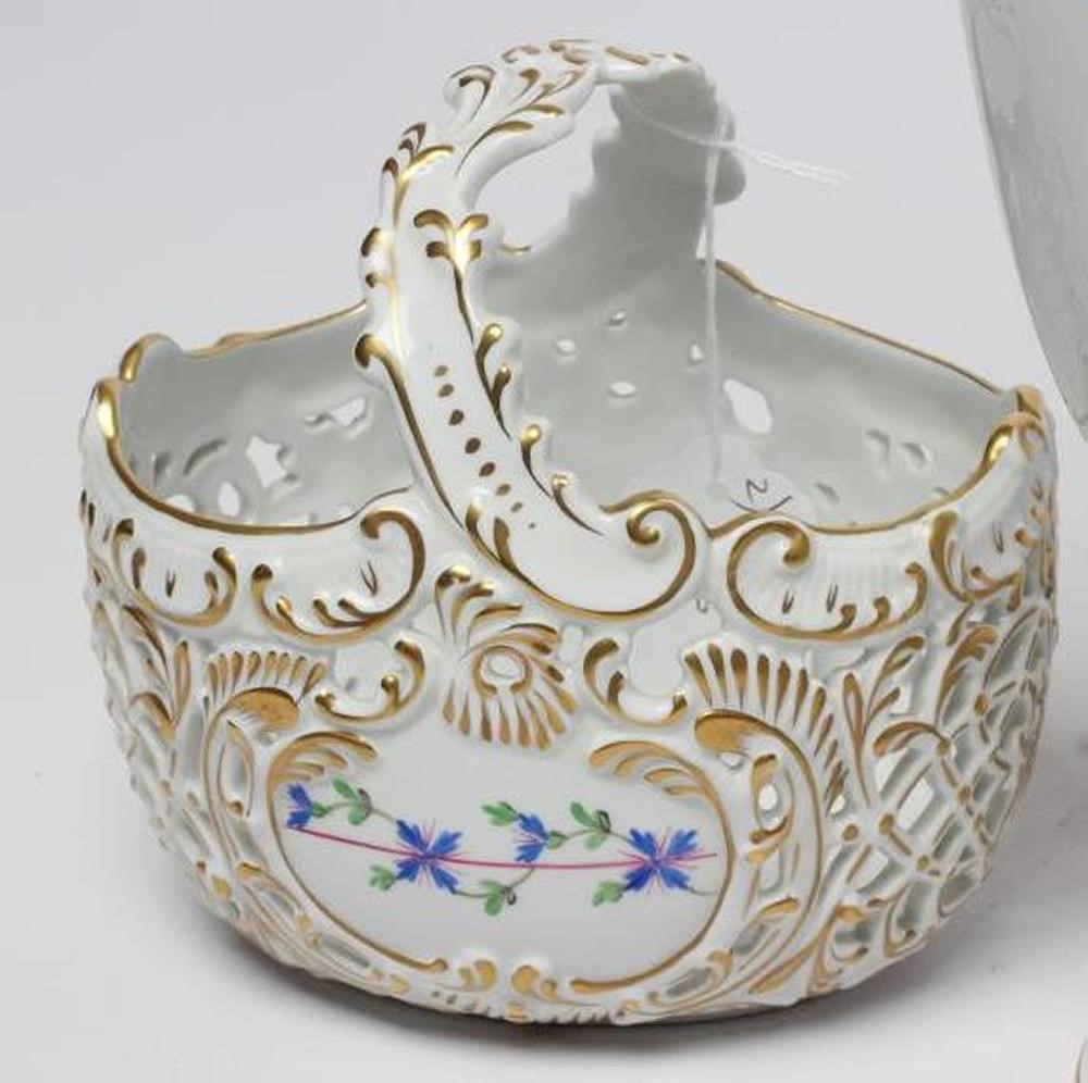 A HEREND "BLUE GARLAND" PATTERN PORCELAIN BASKET Image