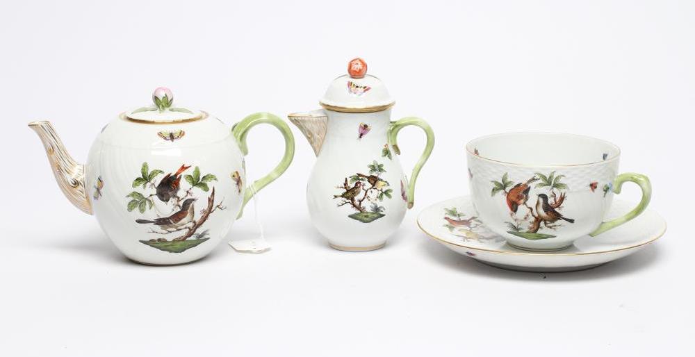 A HEREND "ROTHSCHILD BIRD" PATTERN PORCELAIN TEAPOT AND COVER Image