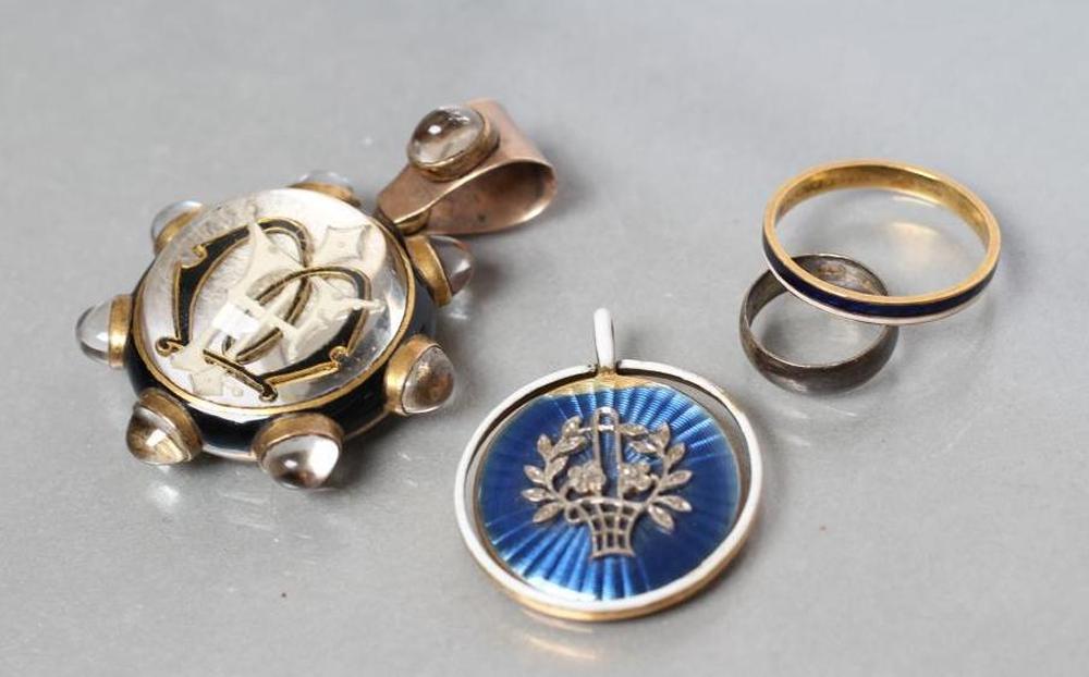 A VICTORIAN MOURNING PENDANT Image