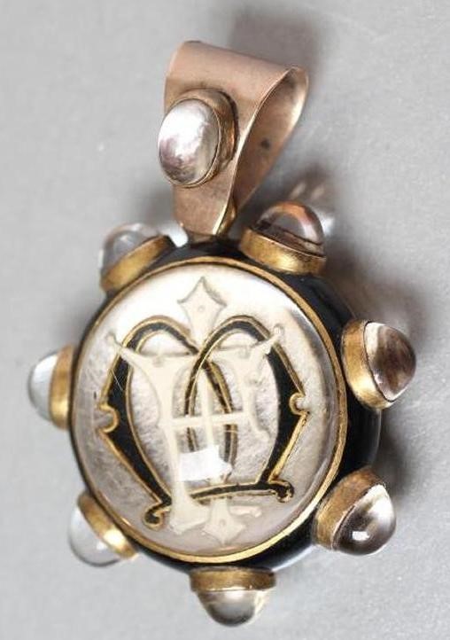 A VICTORIAN MOURNING PENDANT Image