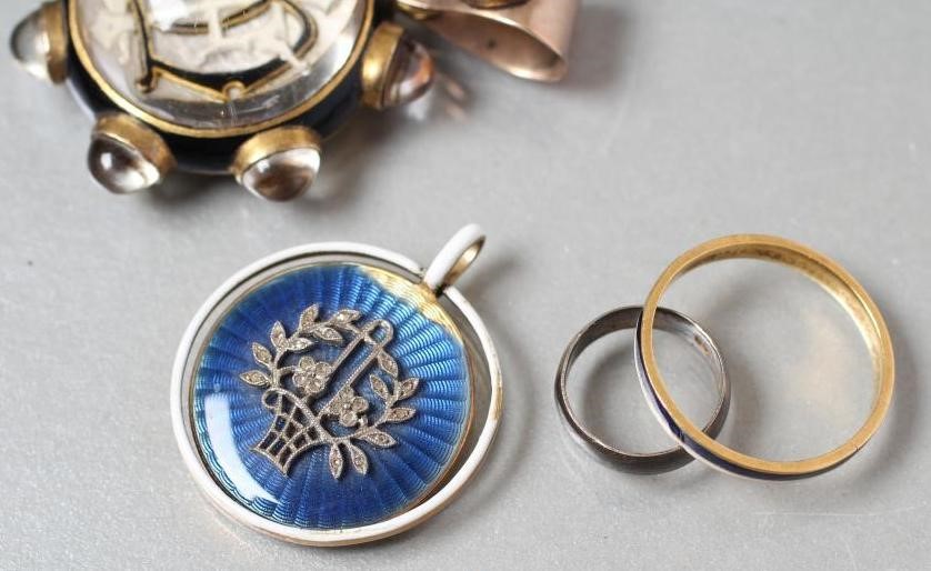 A VICTORIAN MOURNING PENDANT Image