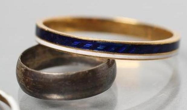 A VICTORIAN MOURNING PENDANT Image