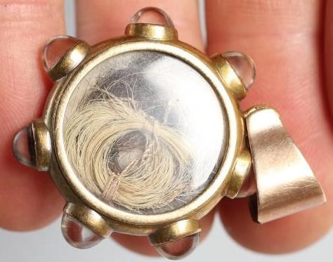 A VICTORIAN MOURNING PENDANT Image