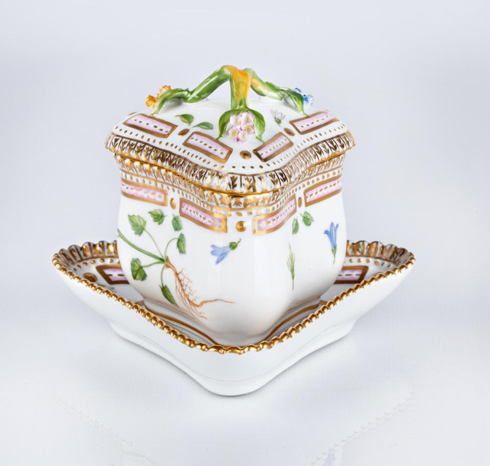A ROYAL COPENHAGEN "FLORA DANICA" PORCELAIN CUSTARD CUP Image