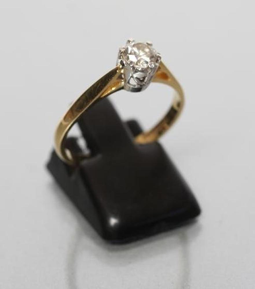 A SOLITAIRE DIAMOND RING Image