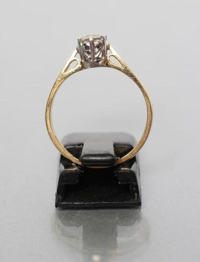 A SOLITAIRE DIAMOND RING Image