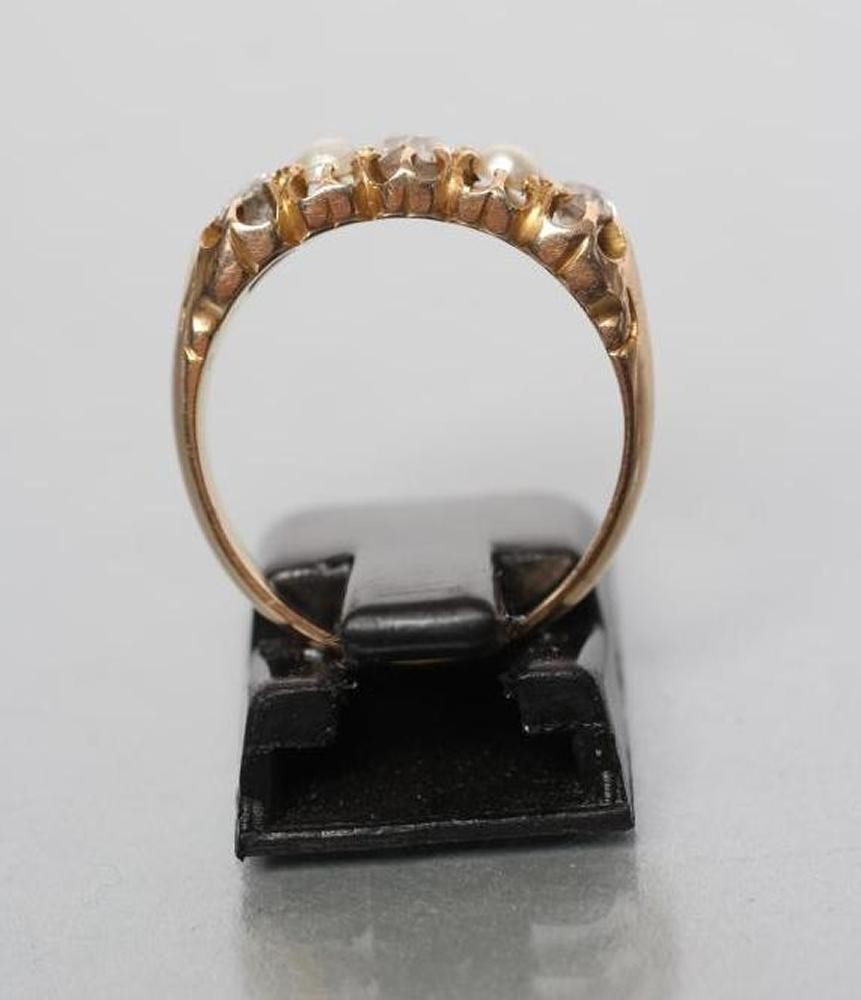 A DIAMOND AND PEARL RING Image