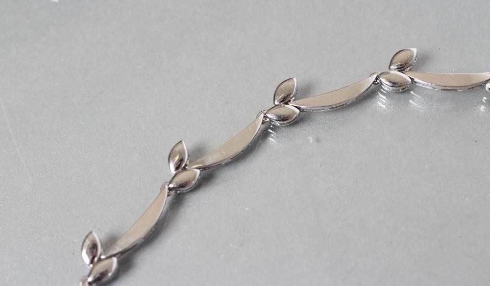 A DIAMOND NECKLACE Image