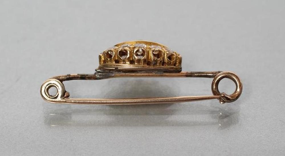 A VICTORIAN DIAMOND BROOCH Image