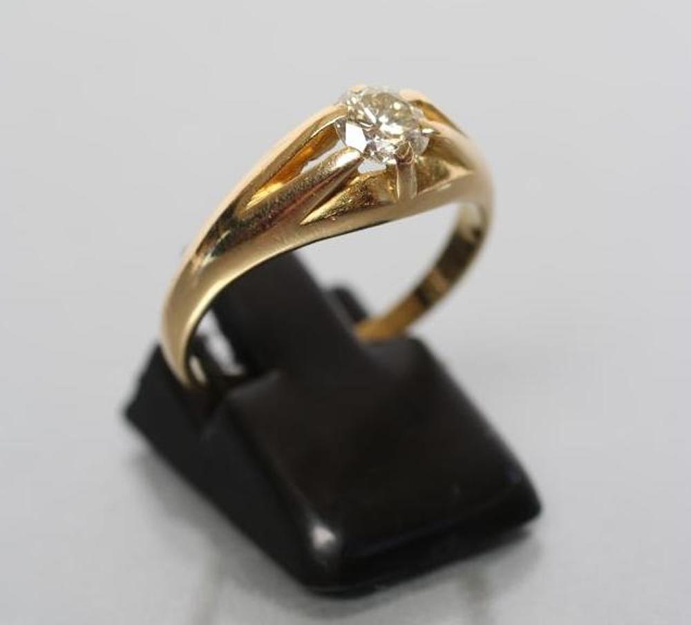 A GENTLEMAN'S SOLITAIRE DIAMOND RING Image