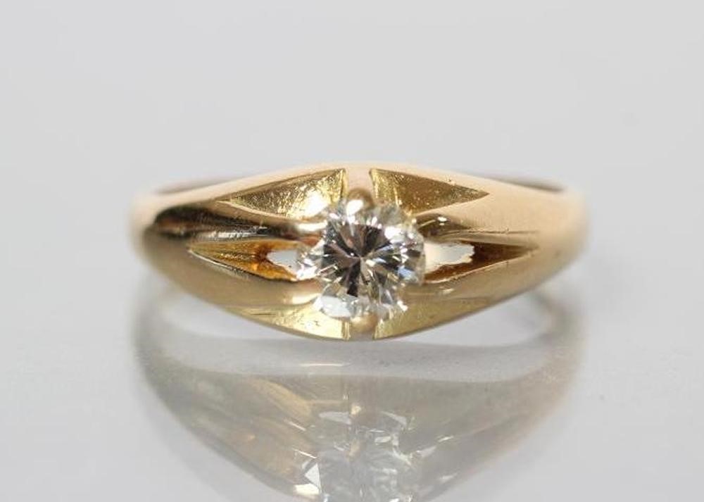 A GENTLEMAN'S SOLITAIRE DIAMOND RING Image