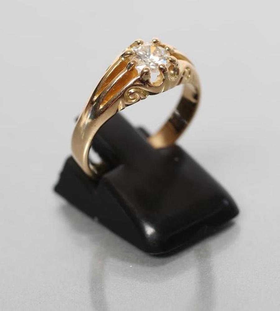 A GENTLEMAN'S SOLITAIRE DIAMOND RING Image