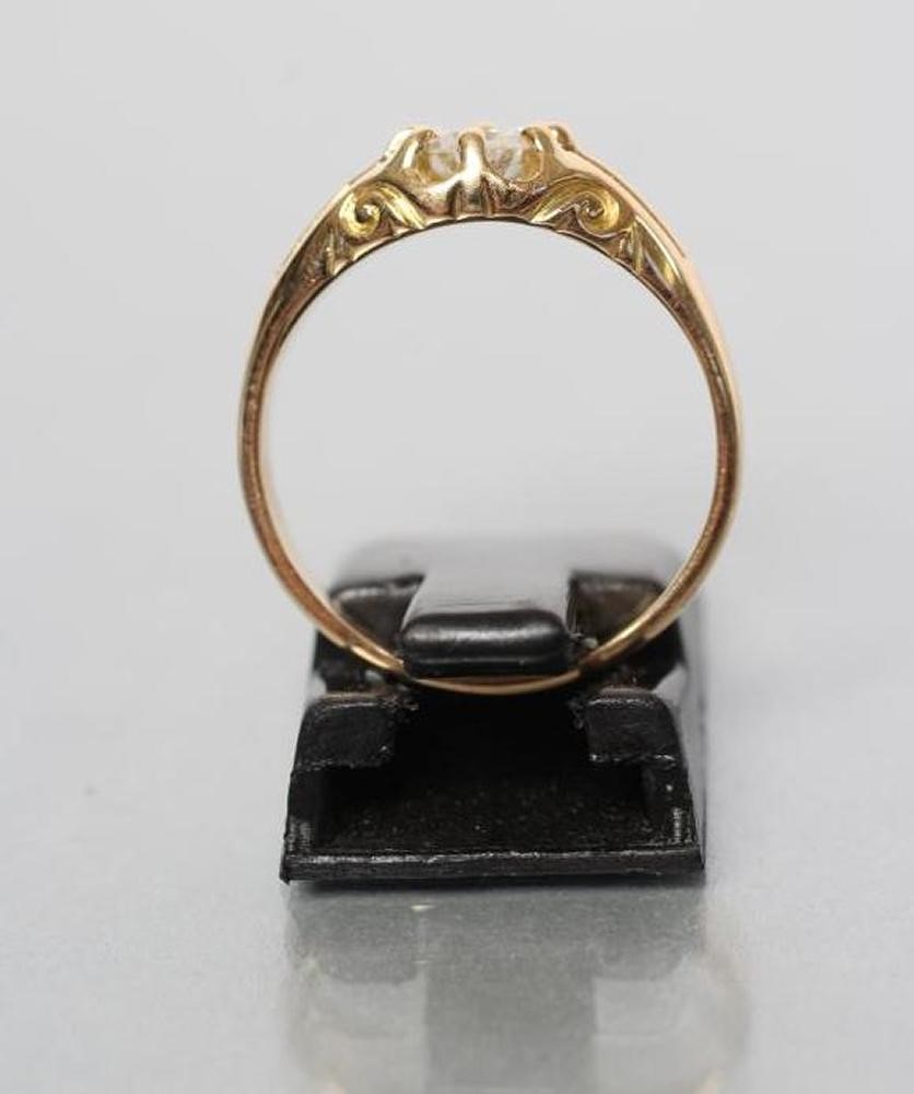 A GENTLEMAN'S SOLITAIRE DIAMOND RING Image