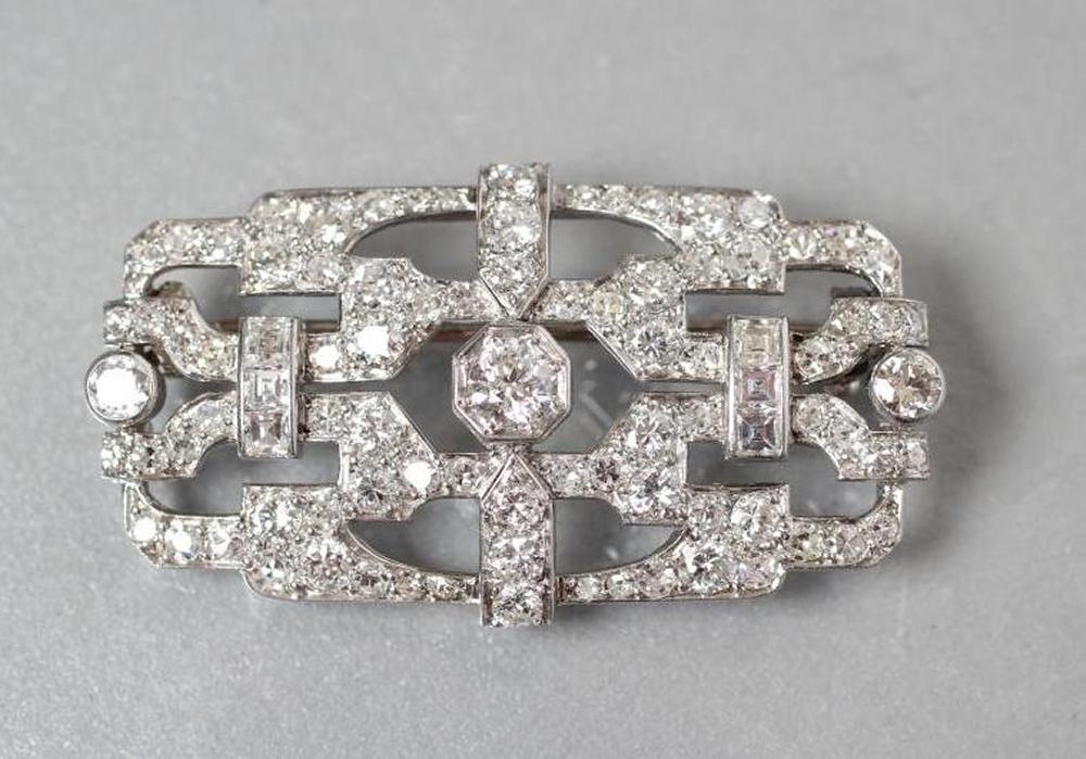 AN ART DECO DIAMOND BROOCH Image
