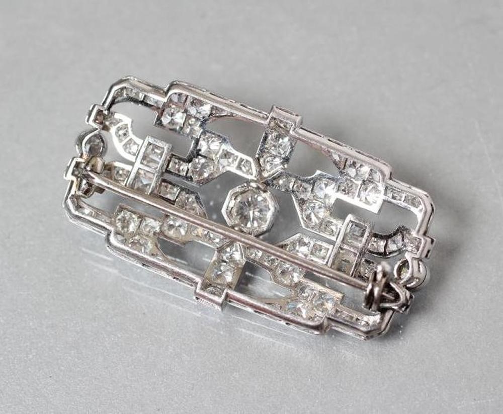 AN ART DECO DIAMOND BROOCH Image