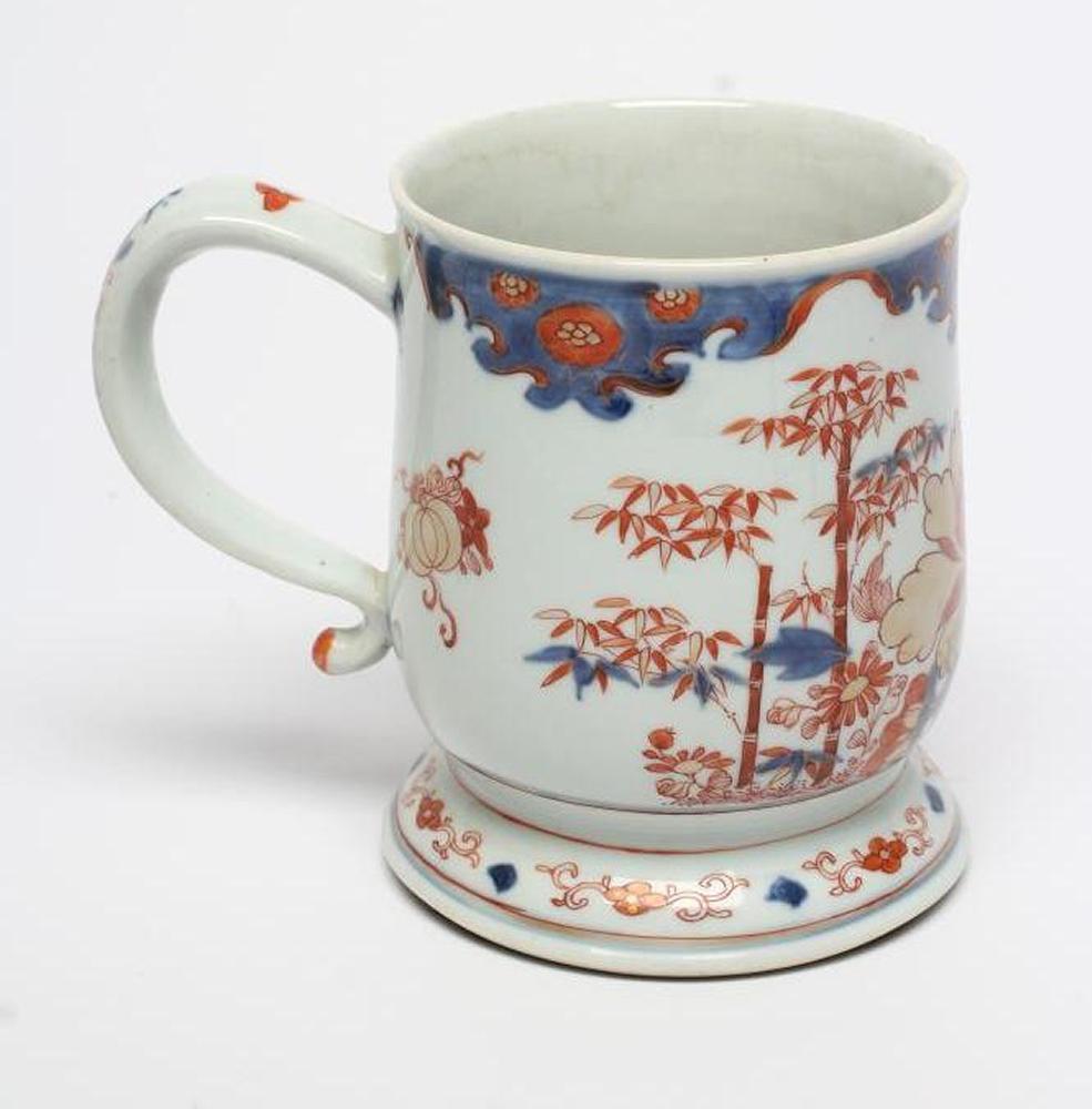 A CHINESE IMARI PORCELAIN MUG of baluster form on low domed foot with loop handle Image