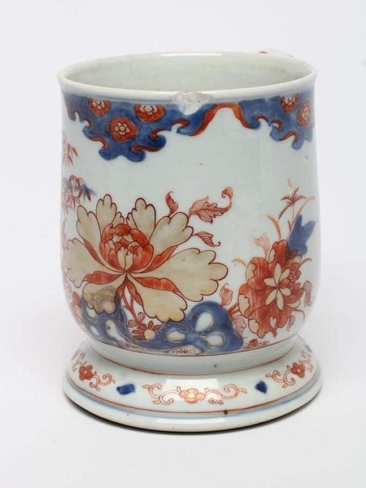 A CHINESE IMARI PORCELAIN MUG of baluster form on low domed foot with loop handle Image
