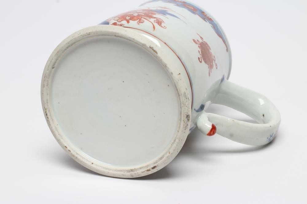 A CHINESE IMARI PORCELAIN MUG of baluster form on low domed foot with loop handle Image