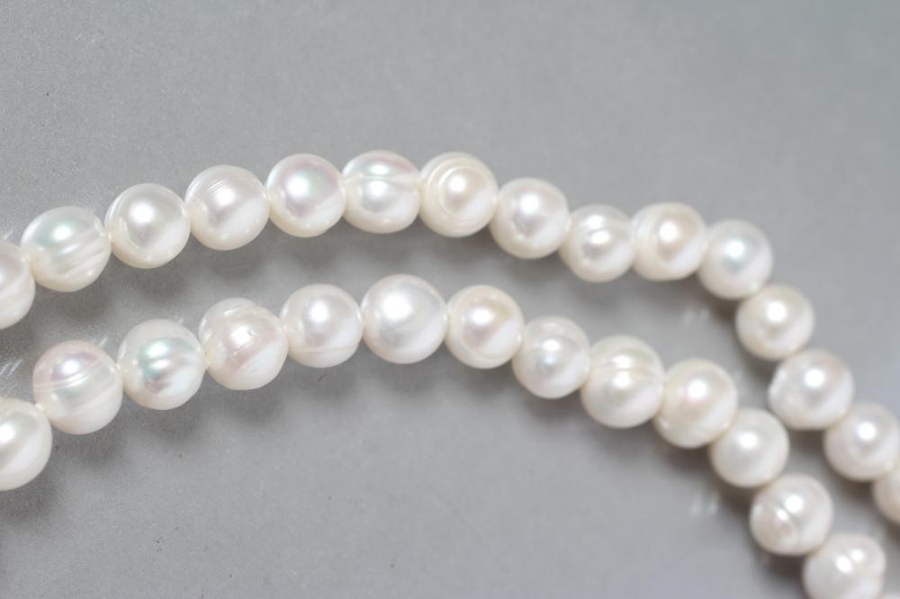 A SINGLE STRING OF CULTURED PEARLS Image