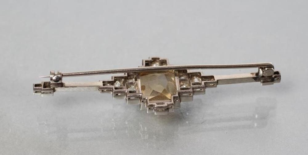 AN ART DECO BROOCH Image