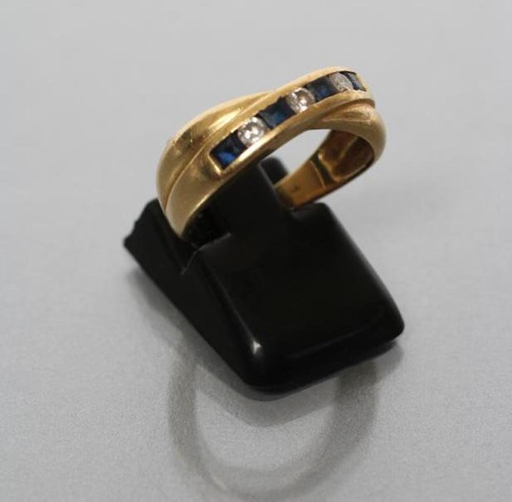 A CROSSOVER RING Image