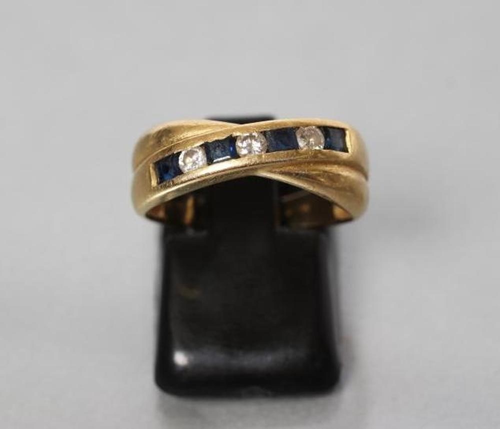 A CROSSOVER RING Image