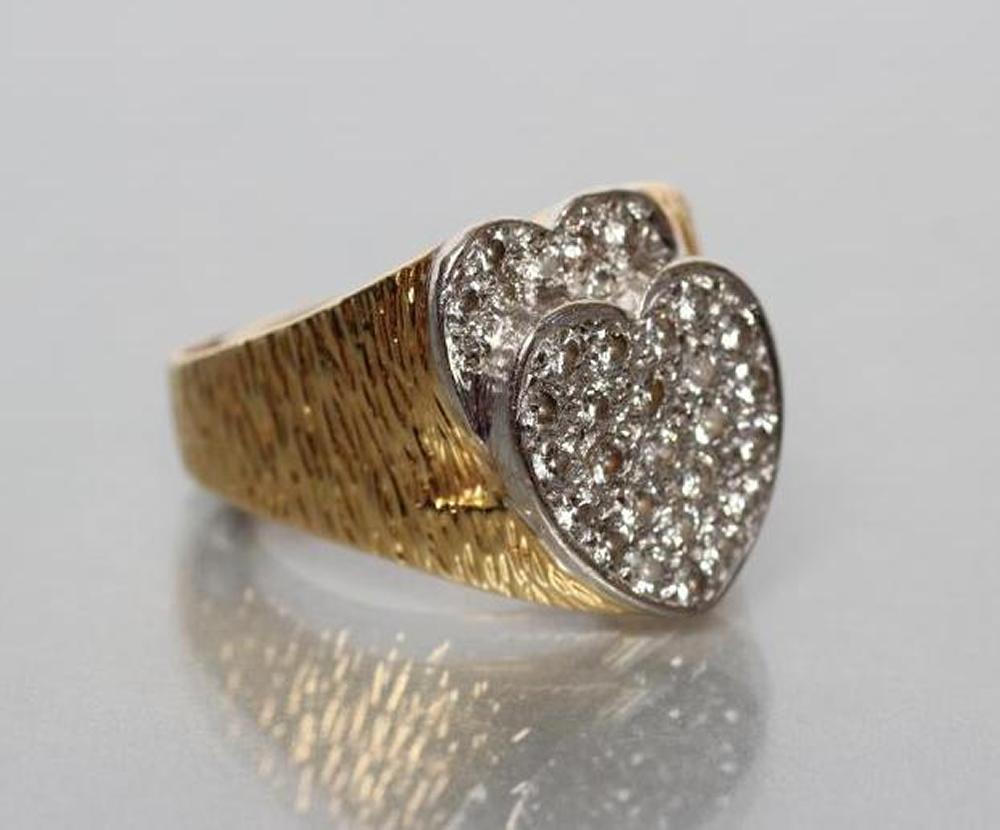 A GENTLEMAN'S DIAMOND SIGNET RING Image