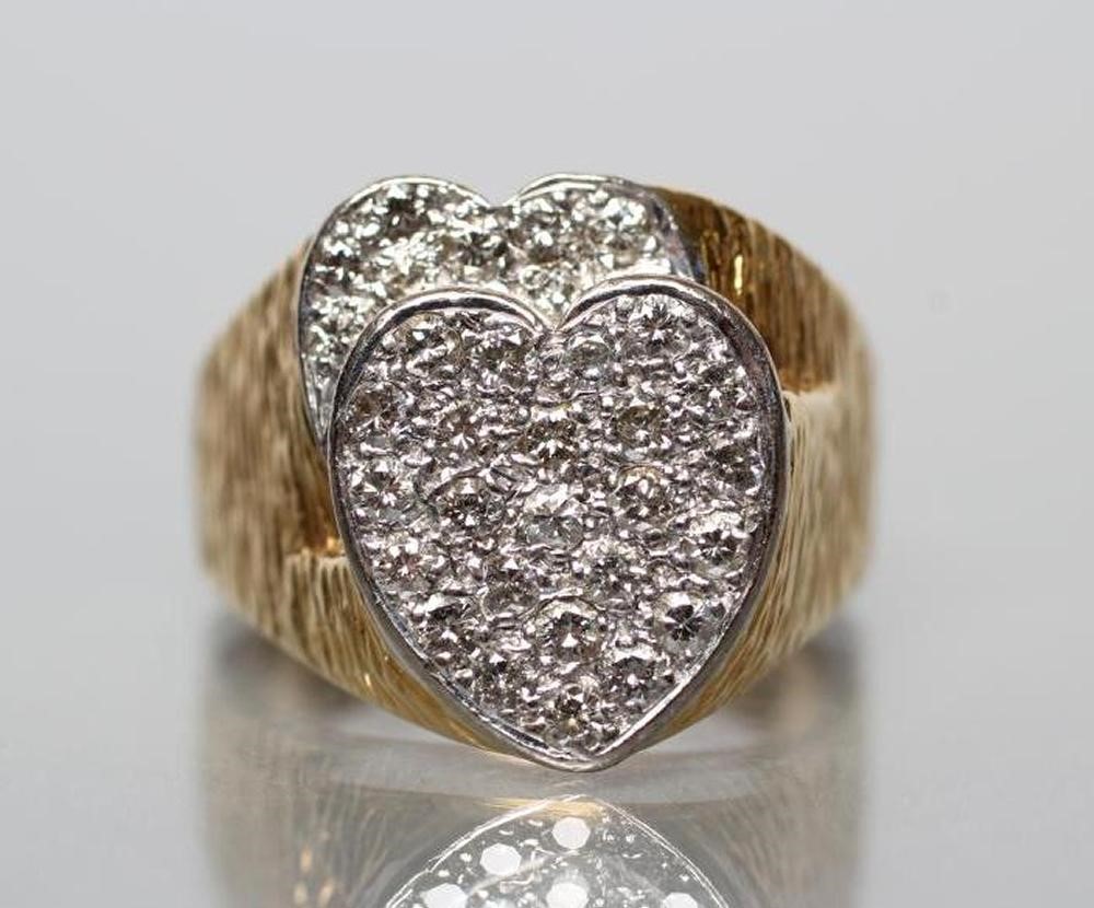 A GENTLEMAN'S DIAMOND SIGNET RING Image