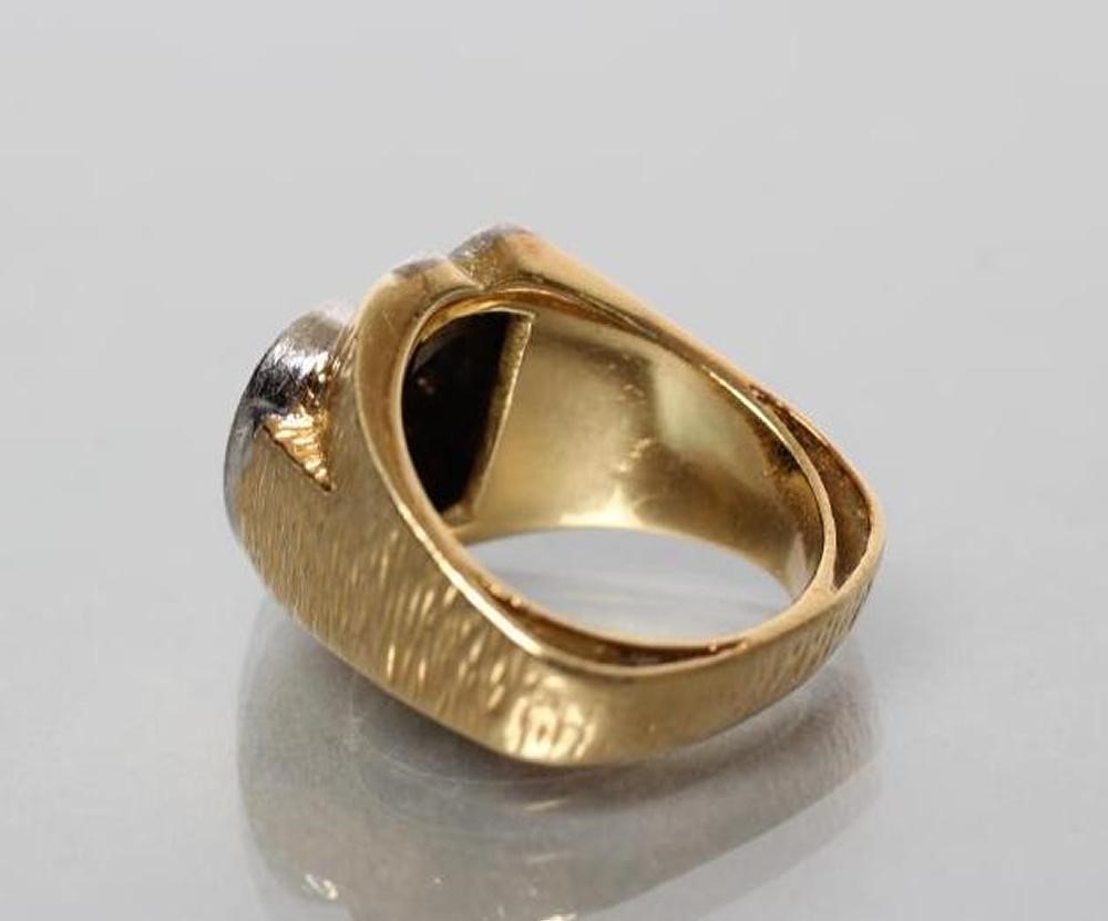 A GENTLEMAN'S DIAMOND SIGNET RING Image