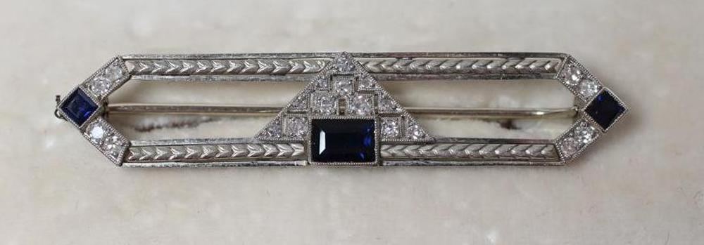 AN ART DECO BROOCH Image